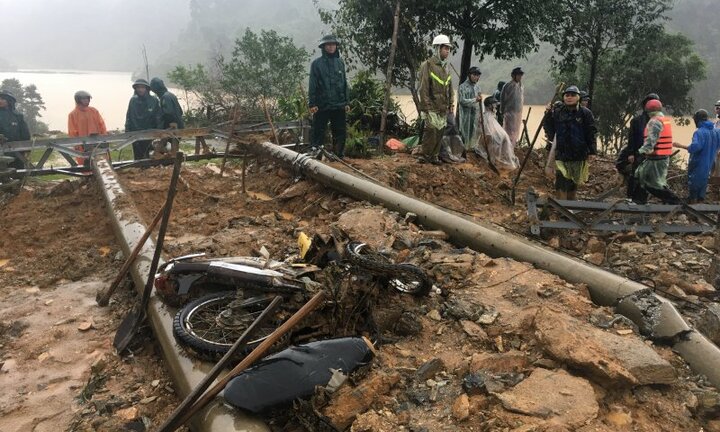 Sạt lở núi đè chết hai phu vàng ở Quảng Nam