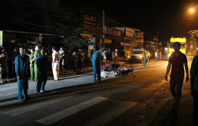 Hai xe máy đối đầu, nam thanh niên ngã xuống đường co giật, cắn lưỡi chết thảm