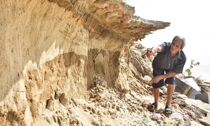 Triều cường giật sập nhiều nhà dân ven biển Quảng Ngãi