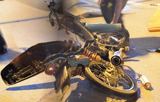 Va chạm với ô tô 7 chỗ, hai thanh niên đi xe máy chết thảm