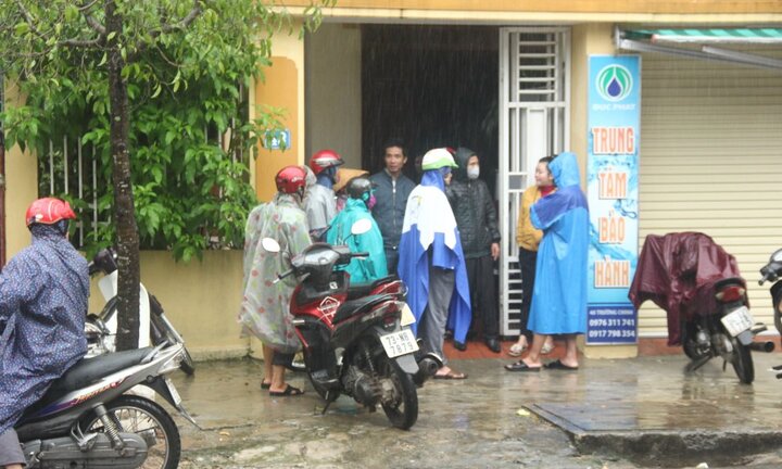 Phát hiện chân người chôn dưới nền nhà: Cảnh sát hình sự khám nghiệm hiện trường