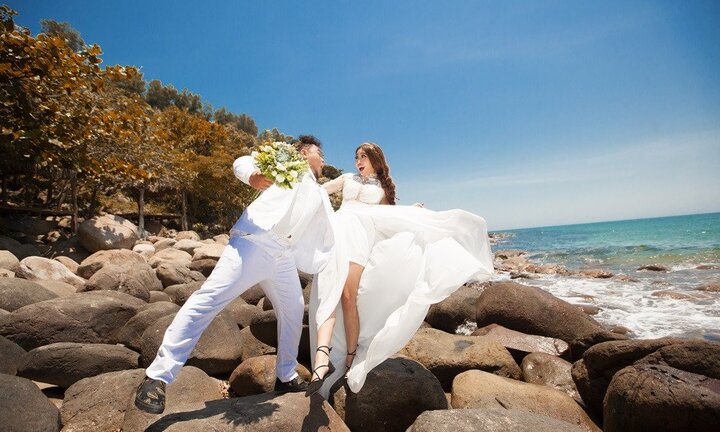 Ảnh cưới vui nhộn của chàng trai nhóm hài nổi tiếng và bạn gái xinh đẹp