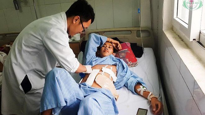 Đi hái rau, nam thanh niên bị 9 viên đạn lạc găm trúng người