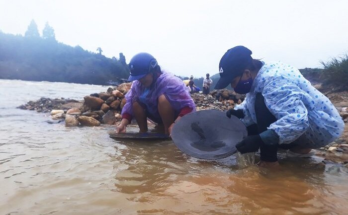 Dân Quảng Nam đổ xô đào đãi vàng trên dòng sông chảy xiết
