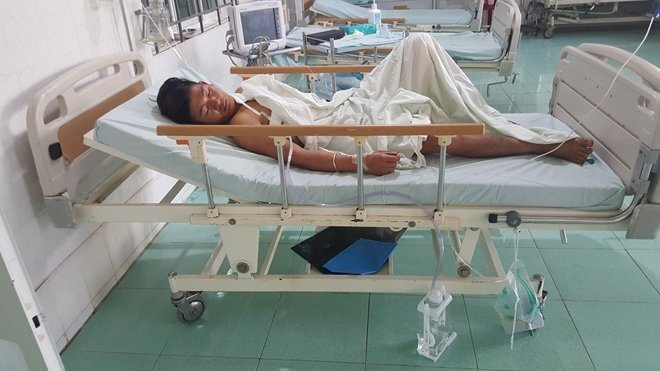 Đùa với bạn, nam thanh niên bị dao đâm thấu ngực