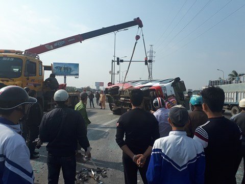 Xe đám tang đâm nát đầu xe con, nhiều người bị thương