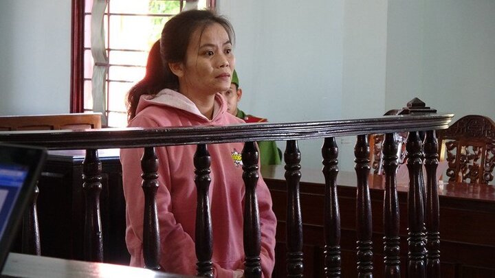 Muốn xóa ảnh 'nóng' trong điện thoại bạn trai, người phụ nữ phải đi tù gần 3 năm