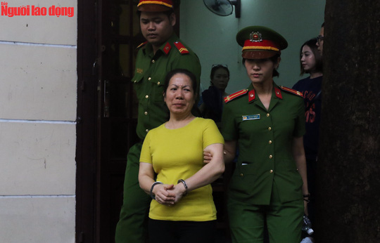 Vợ cán bộ công an lừa chạy việc, chiếm đoạt hơn 2 tỷ đồng
