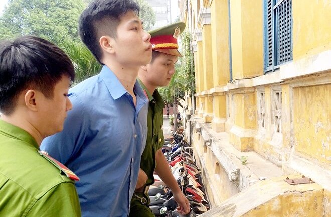 Níu kéo tình cảm bất thành, vung dao đâm chết bạn gái