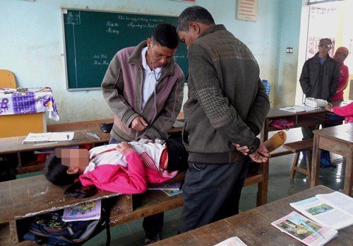 Hàng loạt học sinh Đắk Lắk đột nhiên nói nhảm, đòi nhảy xuống suối