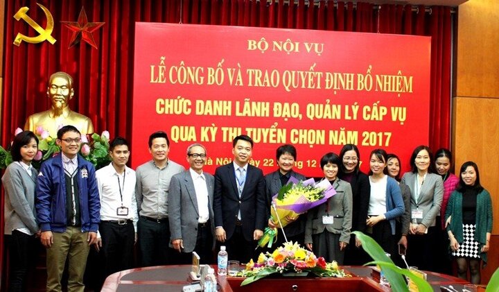 Bộ Nội vụ bổ nhiệm luôn 2 vụ phó vừa thi đậu