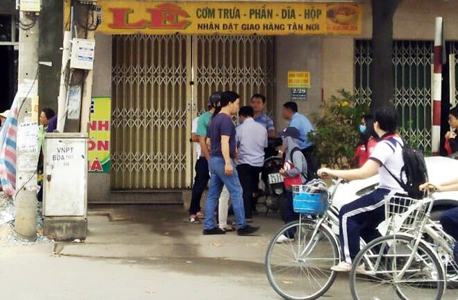 Chuẩn bị lên ô tô, người phụ nữ bị giật túi xách chứa đầy tiền