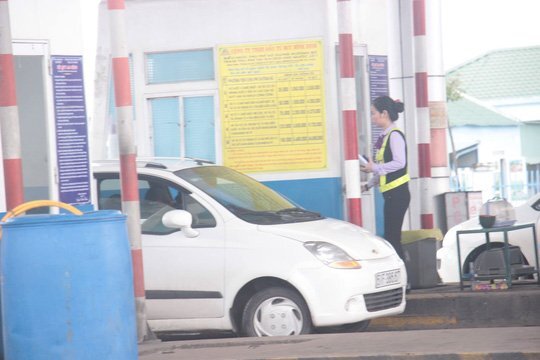 Tài xế 'cố thủ' giữa trạm thu phí BOT Nam Bình Định đòi giảm giá vé