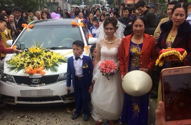 Đám cưới cổ tích của chú rể tí hon và cô dâu xinh đẹp khiến dân mạng ngưỡng mộ