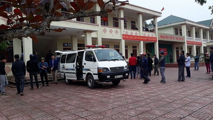 Nữ sinh lớp 7 dùng khăn quàng đỏ thắt cổ tự vẫn, để lại thư tuyệt mệnh tiếng Anh