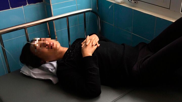 Con dâu bị mẹ chồng tạt axít bỏng hai mắt: Người chồng nói gì?