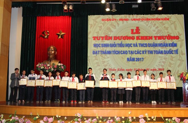 Khen thưởng 55 học sinh đạt thành tích cao tại các kỳ thi Toán quốc tế năm 2017
