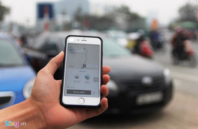 Hà Nội cấm Uber, Grab trên nhiều tuyến phố: 'Muốn về nhà chắc phải xé logo'