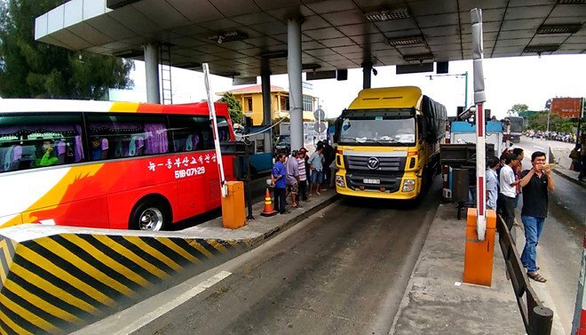 Tài xế lại dùng tiền lẻ phản đối, BOT Sông Phan xả trạm ngày cuối tuần
