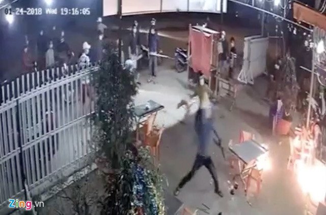 Bị 20 côn đồ cầm dao đòi chém, chủ quán nhậu mang bom xăng chống trả