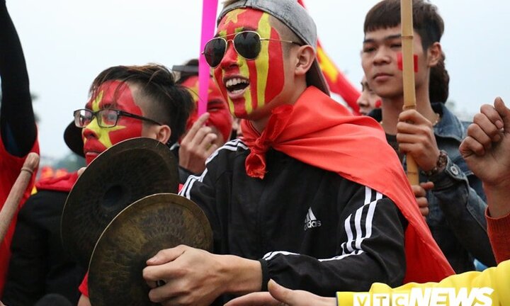 Hàng nghìn cổ động viên 'đốt nóng' sân Mỹ Đình trước giờ 'G'