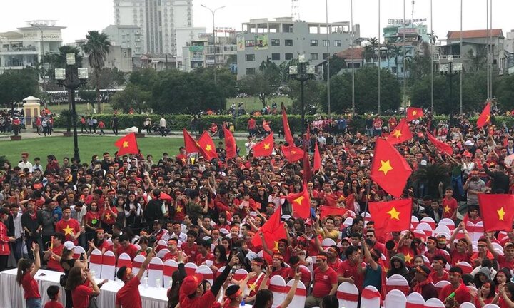Chung kết U23 Việt Nam - U23 Uzbekistan: Nghìn người đồng thanh hát 'Tôi yêu Việt Nam'
