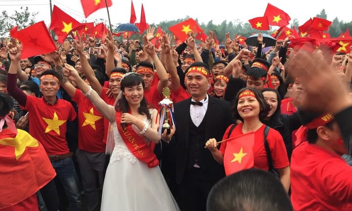 Cô dâu chú rể hòa cùng biển người trên sân bóng trước nhà Quang Hải cổ vũ U23 Việt Nam