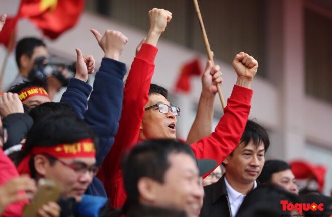 Phó Thủ tướng Vũ Đức Đam cuồng nhiệt cùng cổ động viên cổ vũ U23 Việt Nam