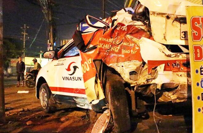 Xe đầu kéo lao lên vỉa hè tông chết tài xế taxi nằm nghỉ trong xe