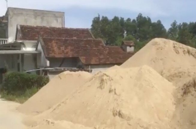 Cách chức chủ tịch, bí thư để khai thác cát trái phép