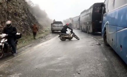 Đường đèo Ô Quý Hồ đóng băng, người đi xe máy ngã dúi dụi