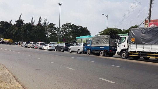 Chưa nghỉ tết, dân Sài Gòn đã ùn ùn về quê, cầu Rạch Miễu đã kẹt cứng