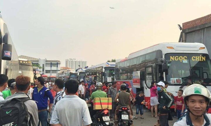 Dân Sài Gòn ùn ùn về quê ăn Tết, đường phố, bến xe đông nghịt người