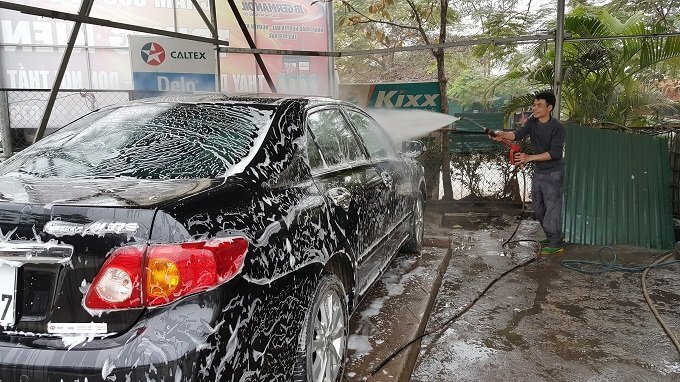 Rửa xe 200 nghìn đồng/lượt, khách vẫn ùn ùn xếp hàng ngày 30 Tết