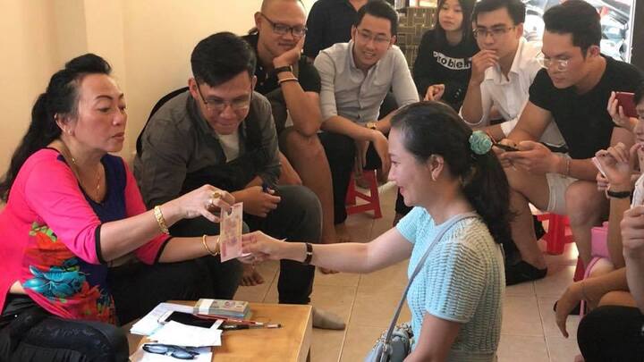 Đến chúc Tết cô giáo, học trò cũ phải làm ngay bài kiểm tra 15 phút