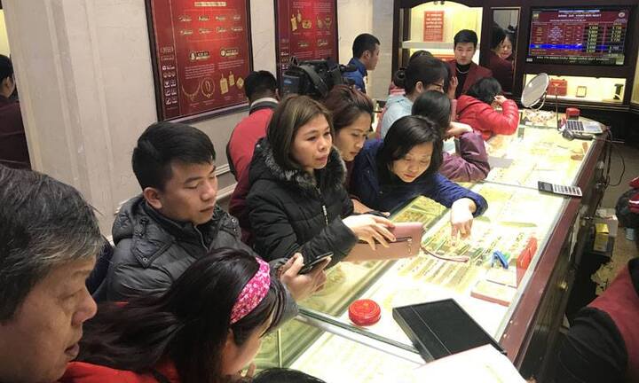 Lão nông ôm bao tiền nửa tỷ đồng vượt 200km về Hà Nội mua vàng Thần Tài