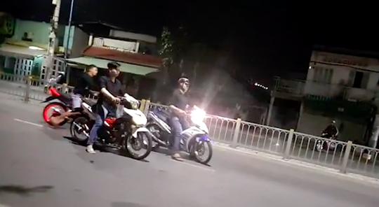 Hàng chục thanh niên chặn đường đua xe trong đêm, cả khu phố ở Sài Gòn mất ngủ