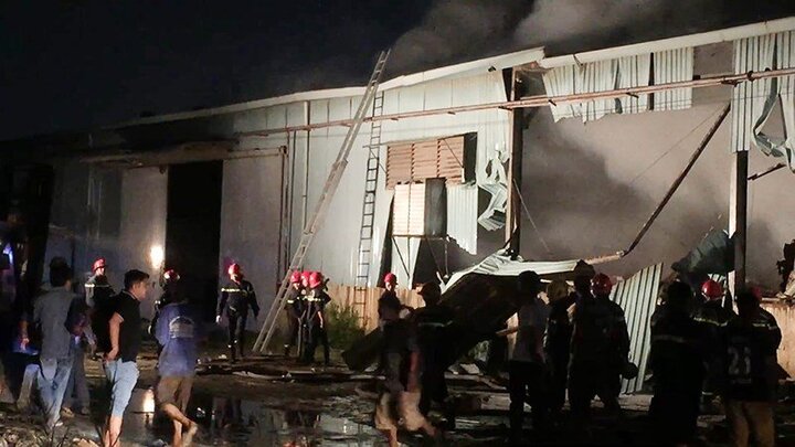 Gần 100 lính cứu hỏa căng mình dập lửa tại kho giấy ở TP.HCM