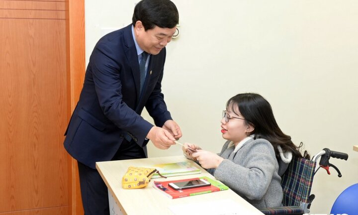 Hiệu trưởng, hiệu phó Đại học Kinh tế Quốc dân đến từng lớp lì xì cho sinh viên