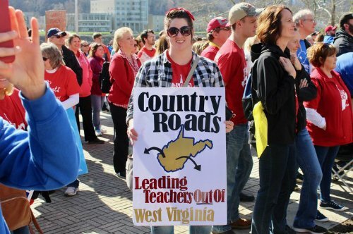 Giáo viên Mỹ đình công vì lương thấp, trường học toàn bang đóng cửa