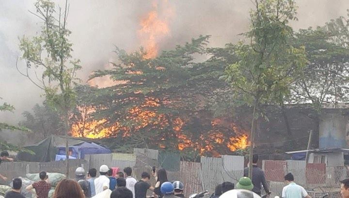 Cháy lớn ở Hà Nội, hàng chục lính cứu hỏa căng mình dập lửa