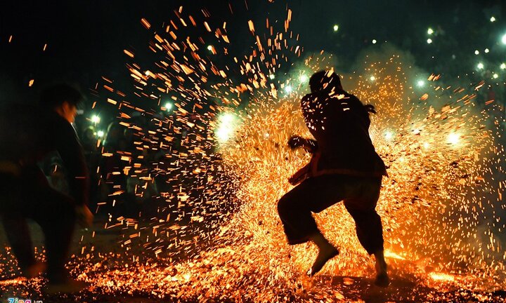 Ảnh: Trai Pà Thẻn chân trần lao vào đống lửa nóng rực nhảy múa