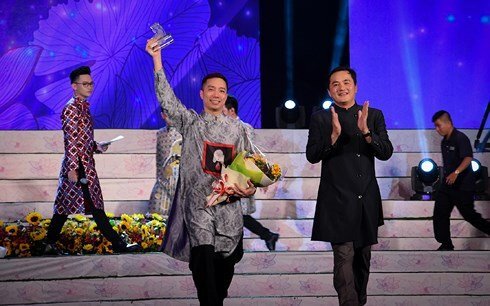 Đỗ Trịnh Hoài Nam được bình chọn là nhà thiết kế áo dài của năm