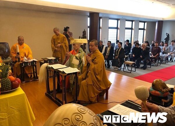 Thắp nến xếp bản đồ Việt Nam cầu siêu các anh hùng liệt sỹ hy sinh trong trận Gạc Ma