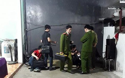 Cuồng ghen, chồng cầm dao đâm chết vợ rồi tự tử