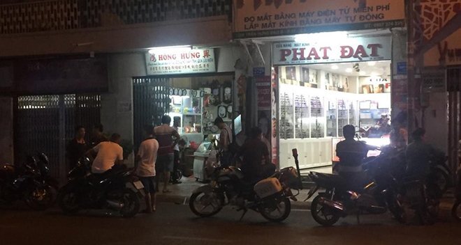 Người đàn ông nghi ngáo đá xông vào hàng đồng hồ đâm gục chủ tiệm rồi tự sát