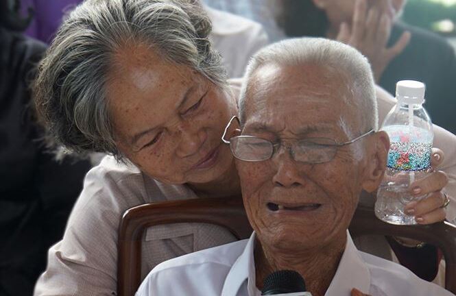 Lễ tang cố Thủ tướng Phan Văn Khải: Người bạn già không đứng vững, òa khóc trước linh cữu