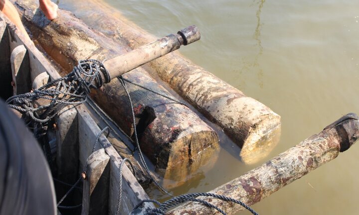 Chở gỗ lậu bị phát hiện, lâm tặc nhấn chìm hai ghe gỗ