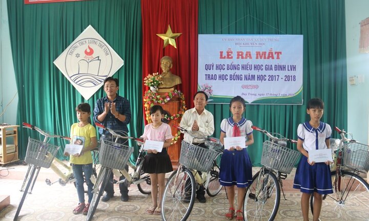 Quỹ học bổng hiếu học gia đình LVH trao tặng 30 xe đạp và quà cho học sinh nghèo ở Quảng Nam