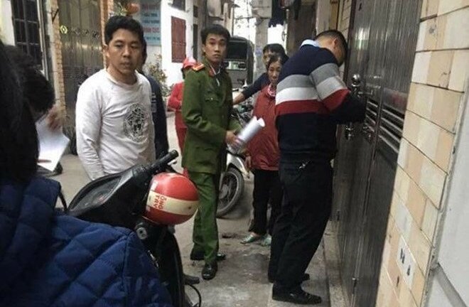 Chồng cũ tạt axit vợ trước mặt con gái 8 tuổi